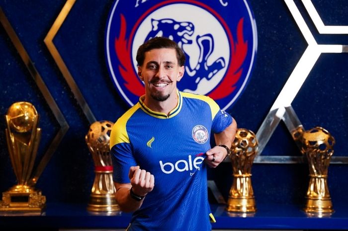 Pablo Oliveira diperkenalkan sebagai pemain baru Arema FC. Oliveira pernah membela Arema pada musim 2024/2025 namun mengalami cedera ACL saat melawan Persebaya.