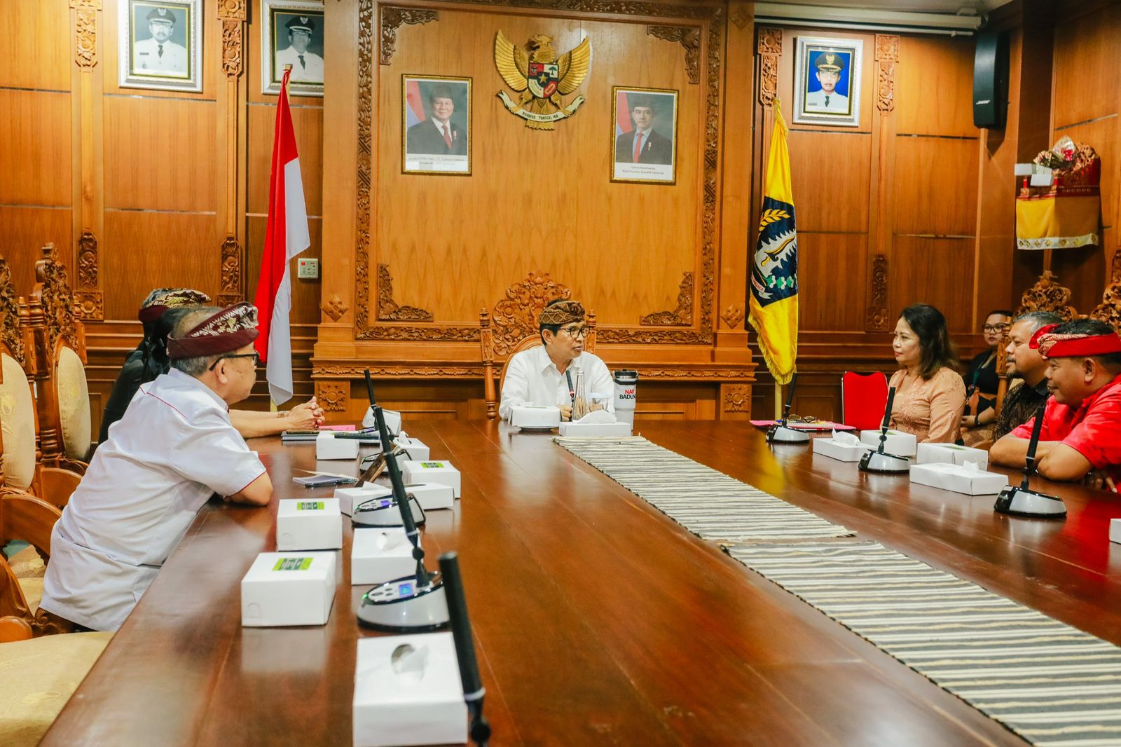 Bupati Adi Arnawa, saat menerima Panitia Seleksi Direksi sekaligus melaksanakan wawancara akhir calon Direksi di Puspem Badung, Kamis (22/1).