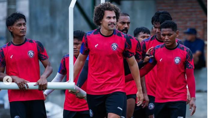 ADAPTASI  LAGI - Pablo Oliviera (depan kanan) berlatih lagi bersama skuad Arema FC. Pablo menepi selama semusim akibat cedera ACL saat melawan Persebaya.