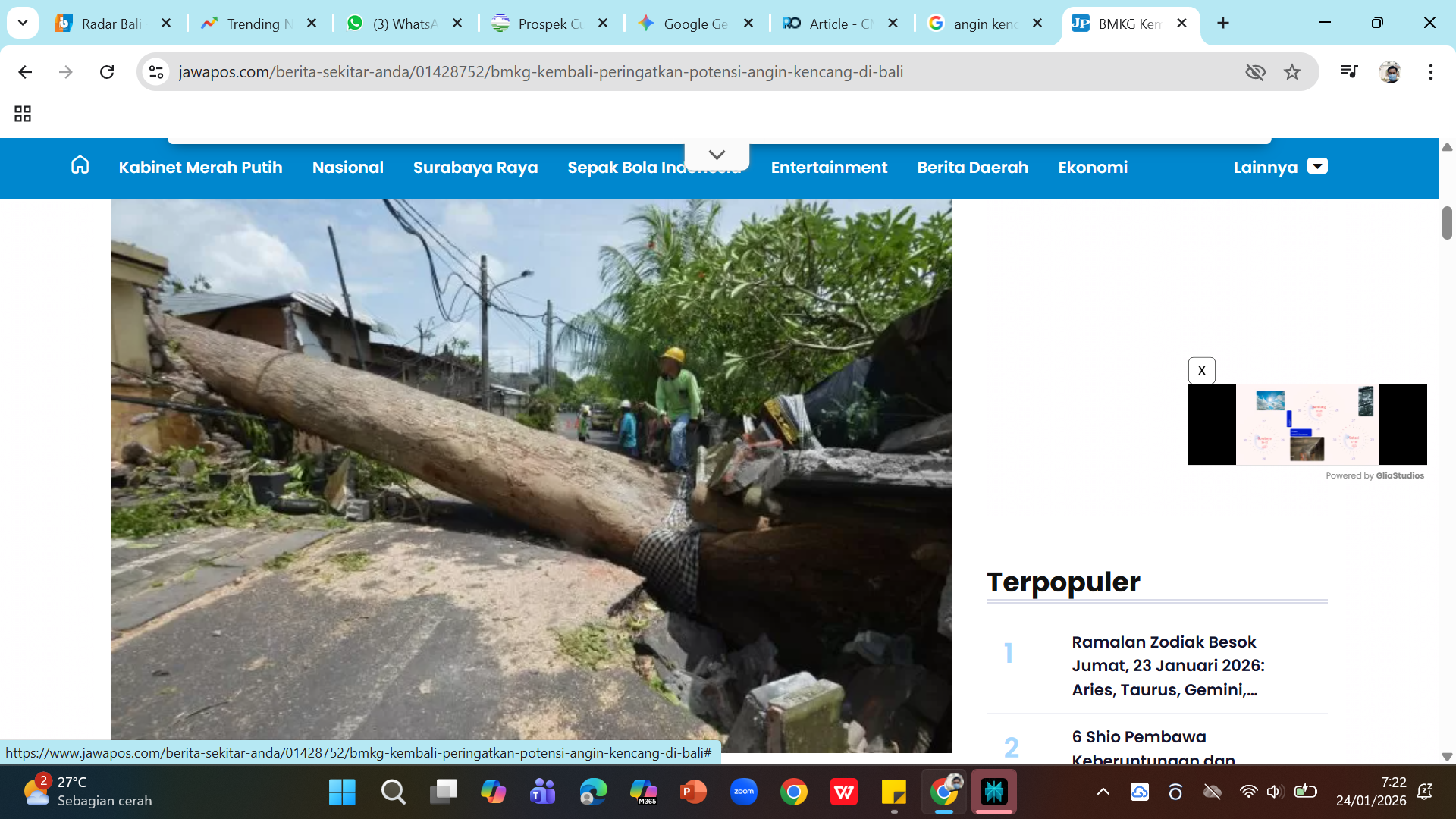 Pohon tua tumbang menimpa rumah di Kedonganan, Badung.  BMKG mengumumkan peringatan tertinggi hujan sangat lebat dan angin kencang di Bali hingga 29 Januari 2026.