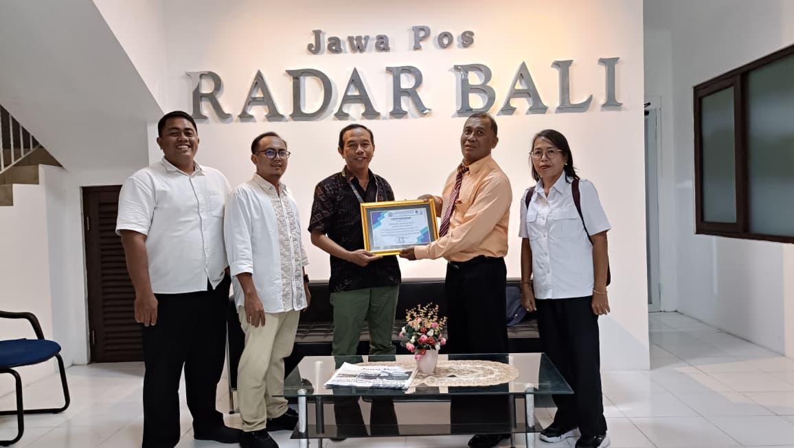 STUDI MEDIA: Wakil Dekan 3 Fisip Universitas Mahendradatta, Dr. I Ketut Kasna, S.Sos., MH., MAP  bersama mahasiswa di kantor Jawa Pos Radar Bali, Jumat 23 Januari 2026.