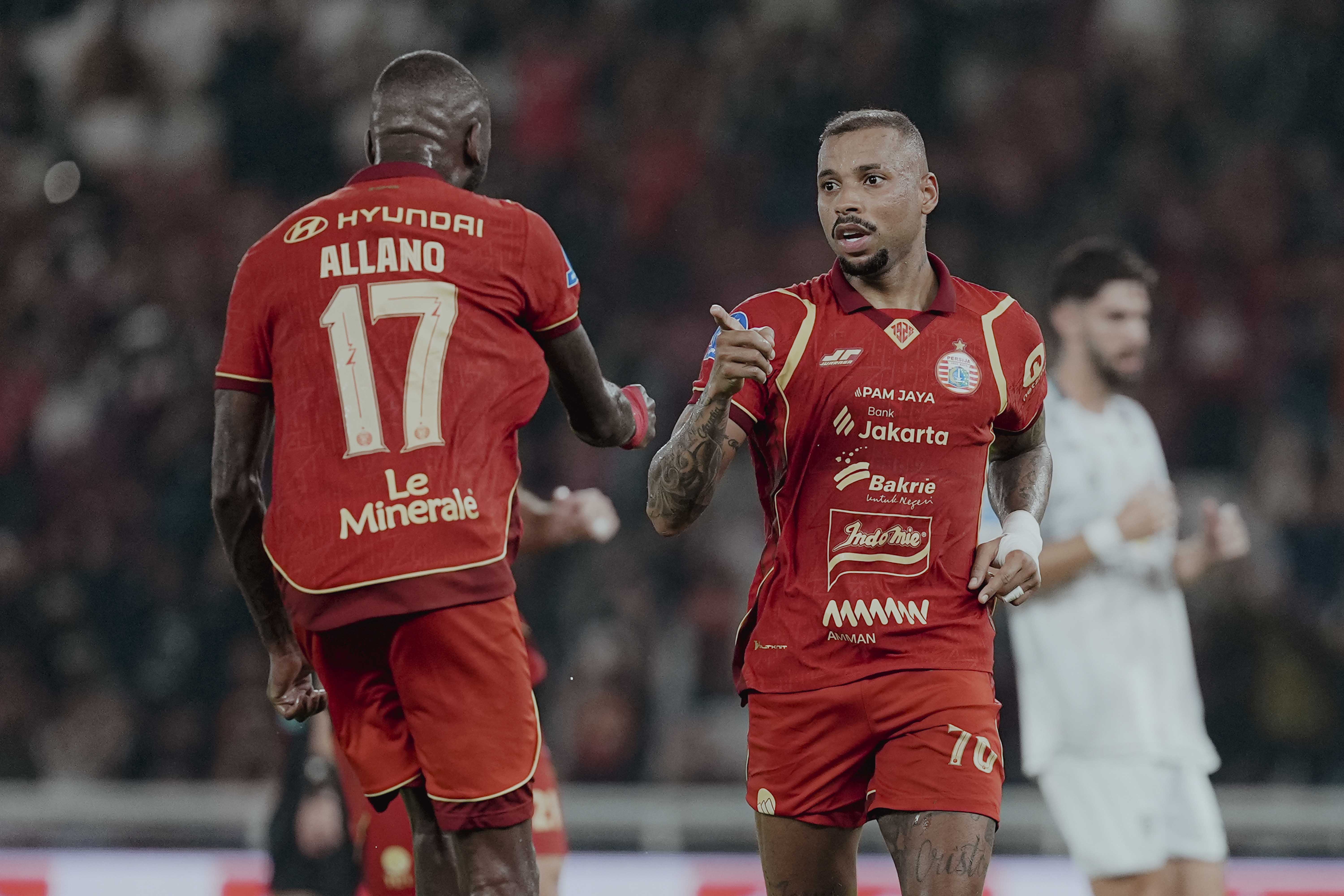 Allano merayakan gol penalti Gustavo Almeida ke gawang Madura United. Persija menang 2-0 di Stadion GBK berkat dua gol penalti.