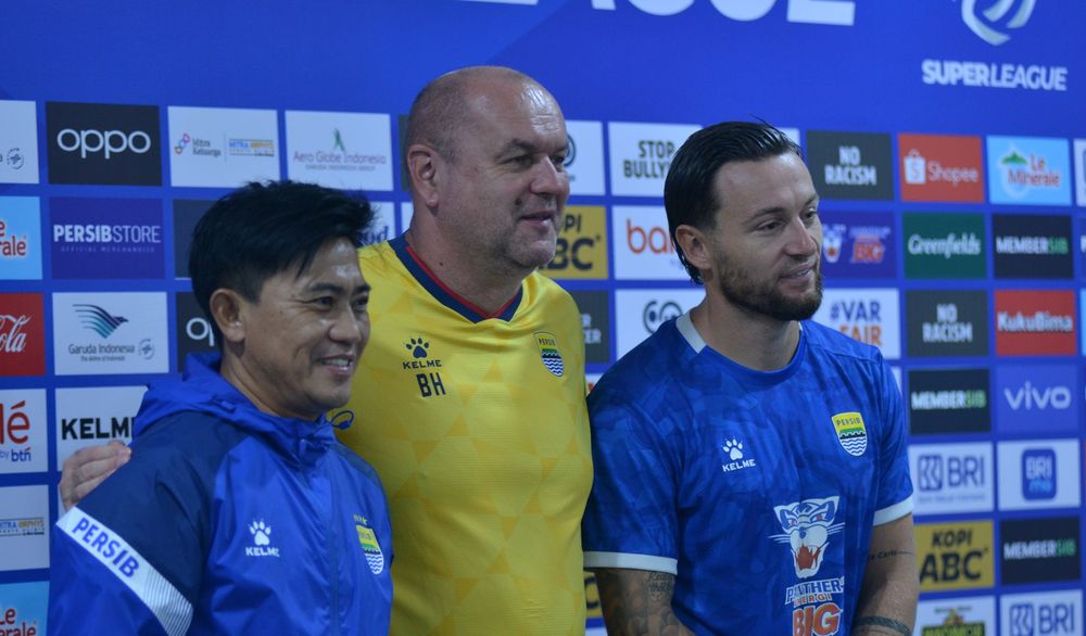 Pelatih fisik Persib Yaya Sunarya, Bojan Hodak, dan Mark Klok. Pelatih Persib Bojan Hodak menyebut PSBS Biak berbahaya, terbukti dari kemenangannya atas Bhayangkara FC dan mampu merepotkan Borneo FC.