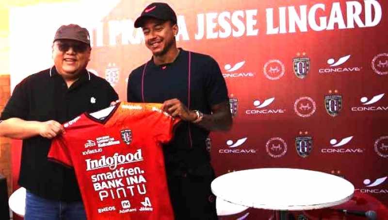 TERKESAN SAMBUTAN DI BALI: Jesse Lingard (kanan) dan Yabes Tanuri saat bertandang ke Bali Senin, 12 Juni 2023 lalu. (Foto Miftahuddin/radar bali)