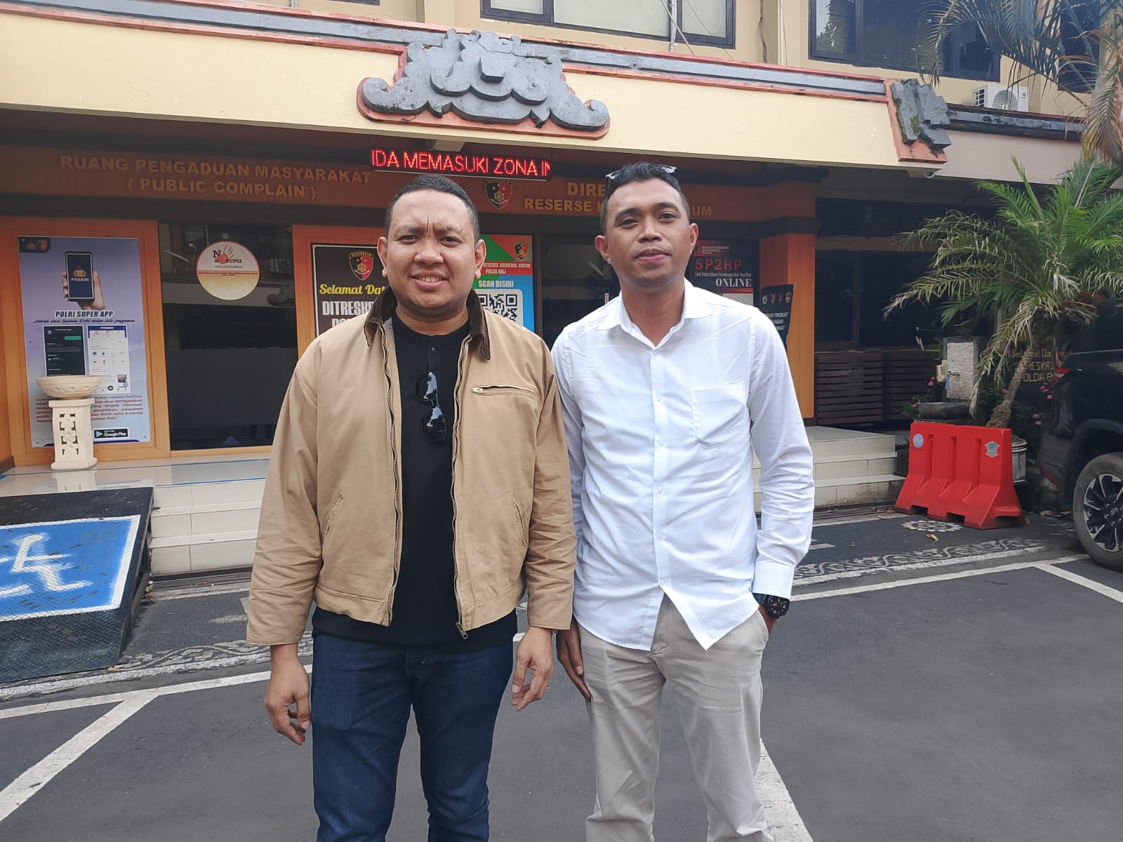 Kuasa hukum korban Ducio Cantini yakni FX. Denny S. Aliandu, S.H., M.H. didampingi Ignasius Yohanes Suku Sega, S.H. saat melapor kurator ke Polda Bali.