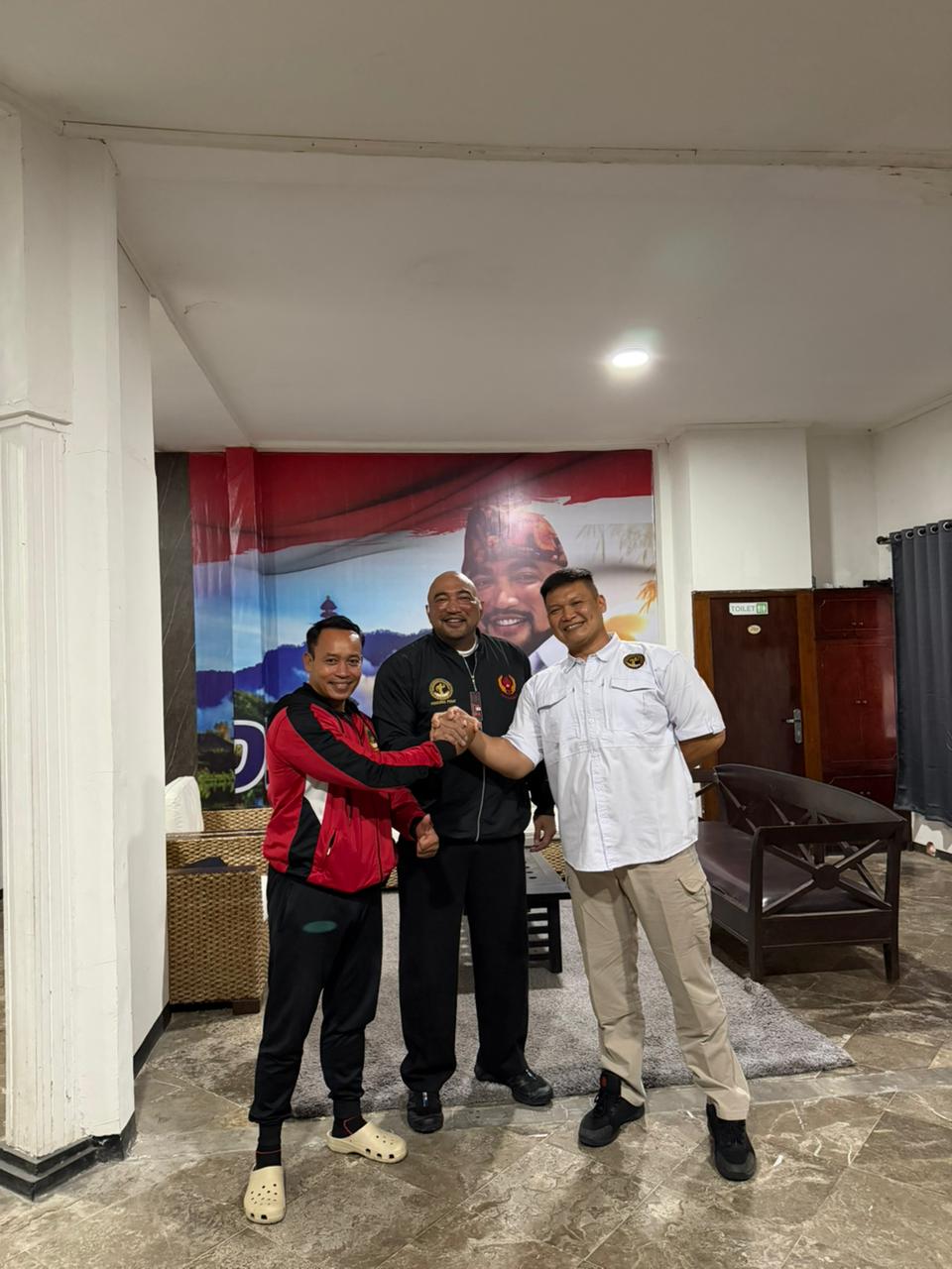 Penyerahan jaket Dewan Pembina PBFI Pusat sekaligus Ketua Dewan Pembina PBFI Provinsi Bali kepada De Gadjah di De Gadjah Center, Renon, Denpasar, Jumat (24/1/2026).