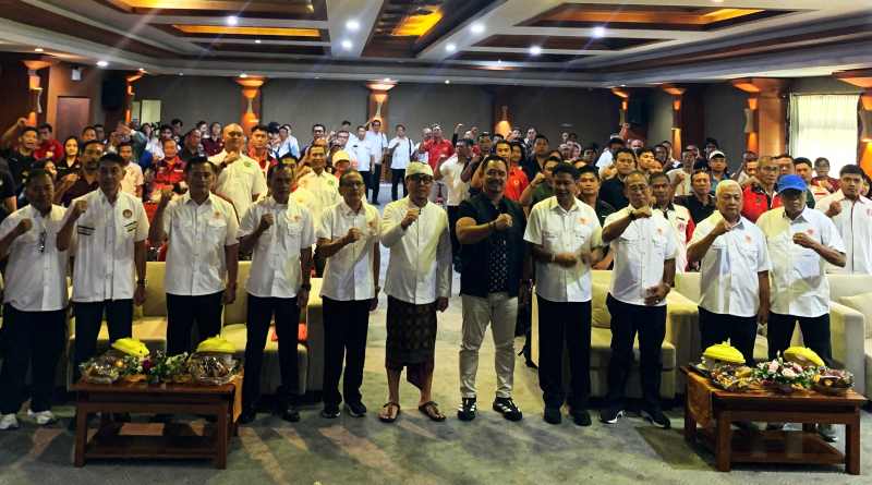 BAHAS PROGRAM : Wakil Walikota Denpasar,.I Kadek Agus Arya Wibawa saat membuka Rapat Kerja KONI Kota Denpasar tahun 2026 di Gedung Sewaka Dharma Lumintang.(andre sulla/radar bali)