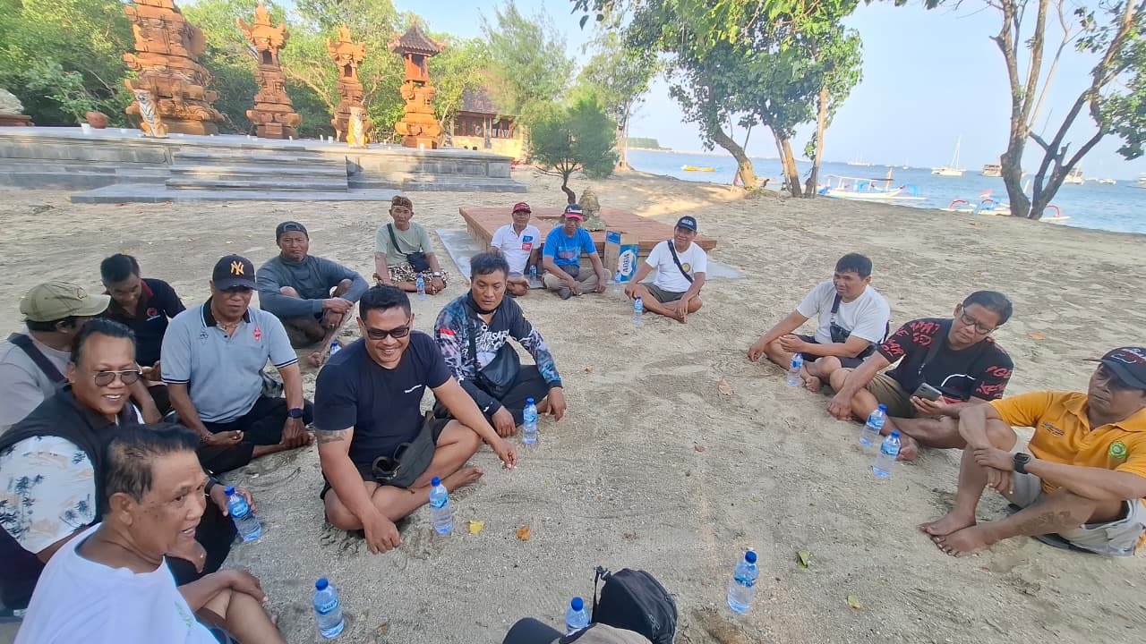 AKHIRNYA MENDUKUNG: Bendesa Adat Sidakarya Ketut Suka, bersama warga setempat mendukung LNG untuk kemandirian listrik.