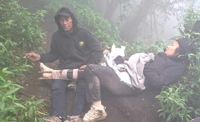 NAHAS PENDAKI : Paula Shinta mengalami patah tulang pergelangan kaki karena terpeleset dan jatuh. (foto:dok.Polres Bangli)