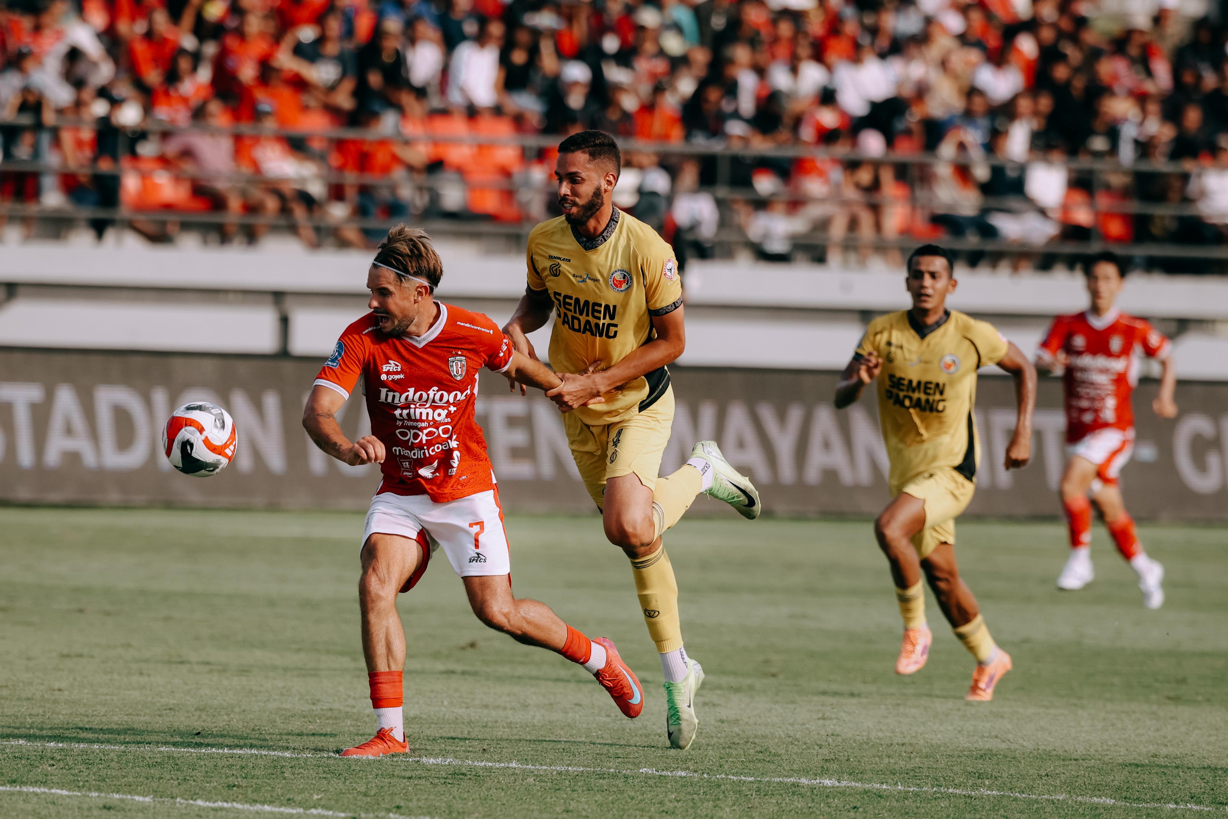 Sayap kanan Bali United Thijmen Goppel melakukan akselerasi sebelum membobol gawang Semen Padang. Bali United bermain imbang 3-3 dengan Semen Padang dalam drama 6 gol di Stadion Wayan Dipta.