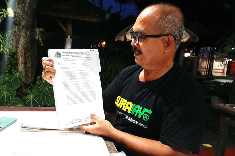 TUNJUKKAN SURAT-SURAT: Made Pasek Sudarsana menunjukkan surat pemberitahuan pembatalan sertifikat tanah dari Kanwil BPN Bali.(francelino junior)