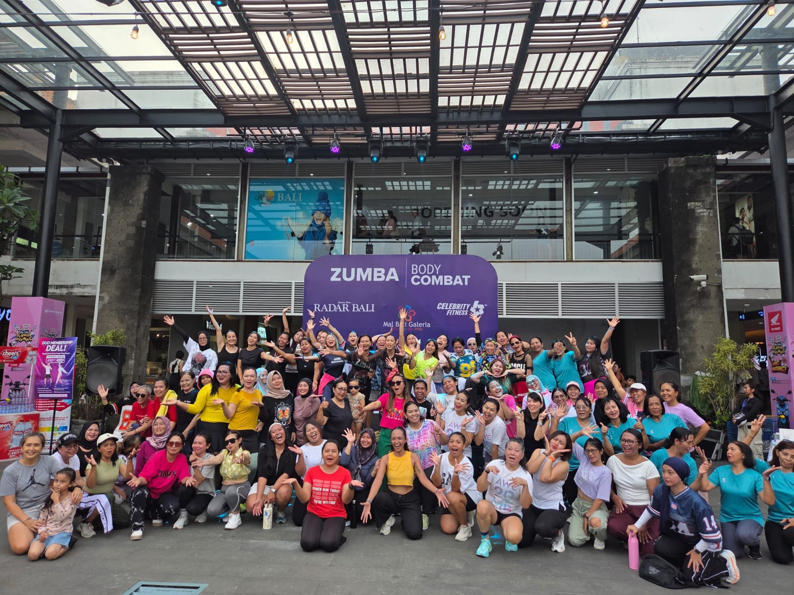 Penggemar olahraga zumba dan body combat gelaran Radar Bali dan Celebrity Fitness di Mal Bali Galeria, Kuta, pada Minggu petang (25/1/2026).