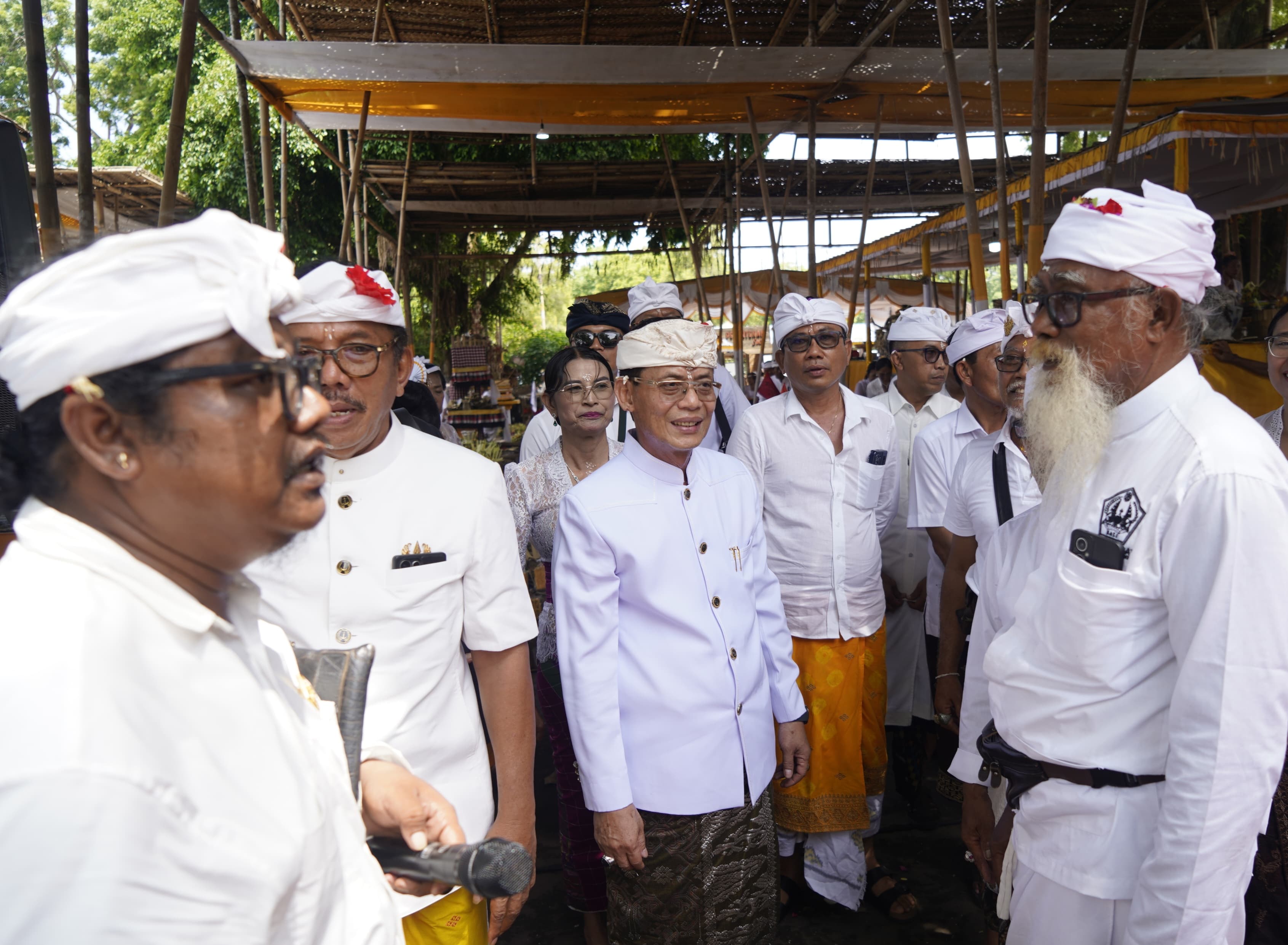 Bupati Klungkung I Made Satria didampingi Ny. Eva Satria menghadiri upacara Tawur Labuh Gentuh di Pura Dalem Setra Desa Adat Batununggul, Kecamatan Nusa Penida, Minggu (25/1/2026).