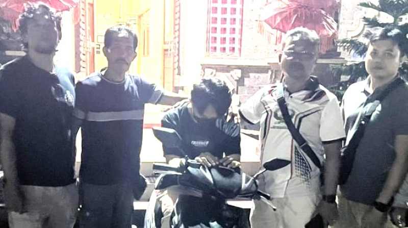 TERTUNDUK MALU : Cuplis (tengah) tertunduk malu, usai ditangkap polisi gegara membobol toko untuk  beli iPhone.. (foto:Polres Buleleng)