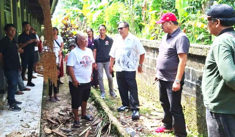 DAMPAK ANGIN KENCANG : Kondisi bangunan SDN 1 Tunjuk, Tabanan yang tertimpa pohon kelapa akibat angin kencang. (ist)