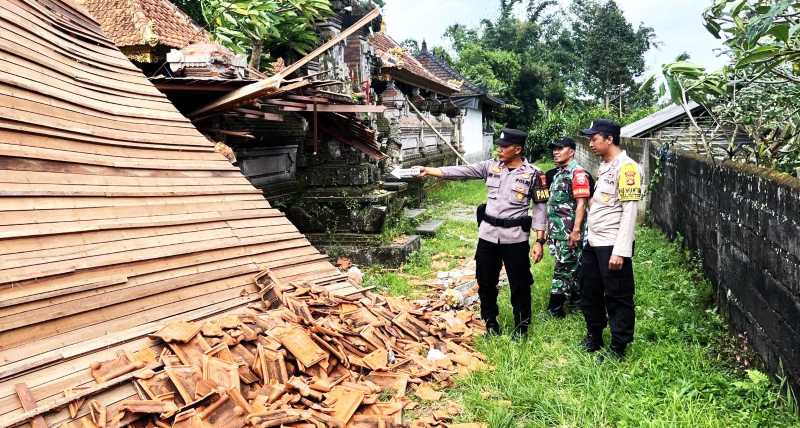 BARU SETAHUN : Bale gong sepanjang 16 meter roboh rata dengan tanah setelah diterjang angin kencang akibat cuaca ekstrem. (ist)