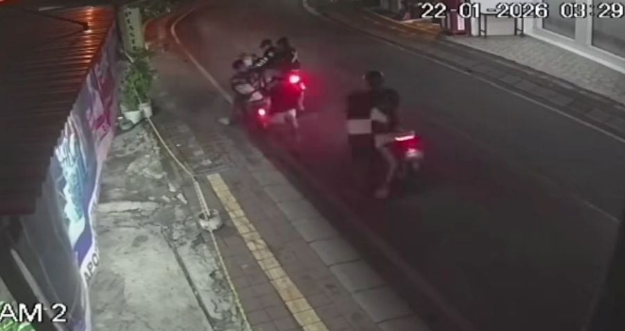 KATAHUAN: Rekaman video memperlihatkan detik-detik aksi dugaan begal di Jalan Buana Raya, Padangsambian, Denpasar Barat