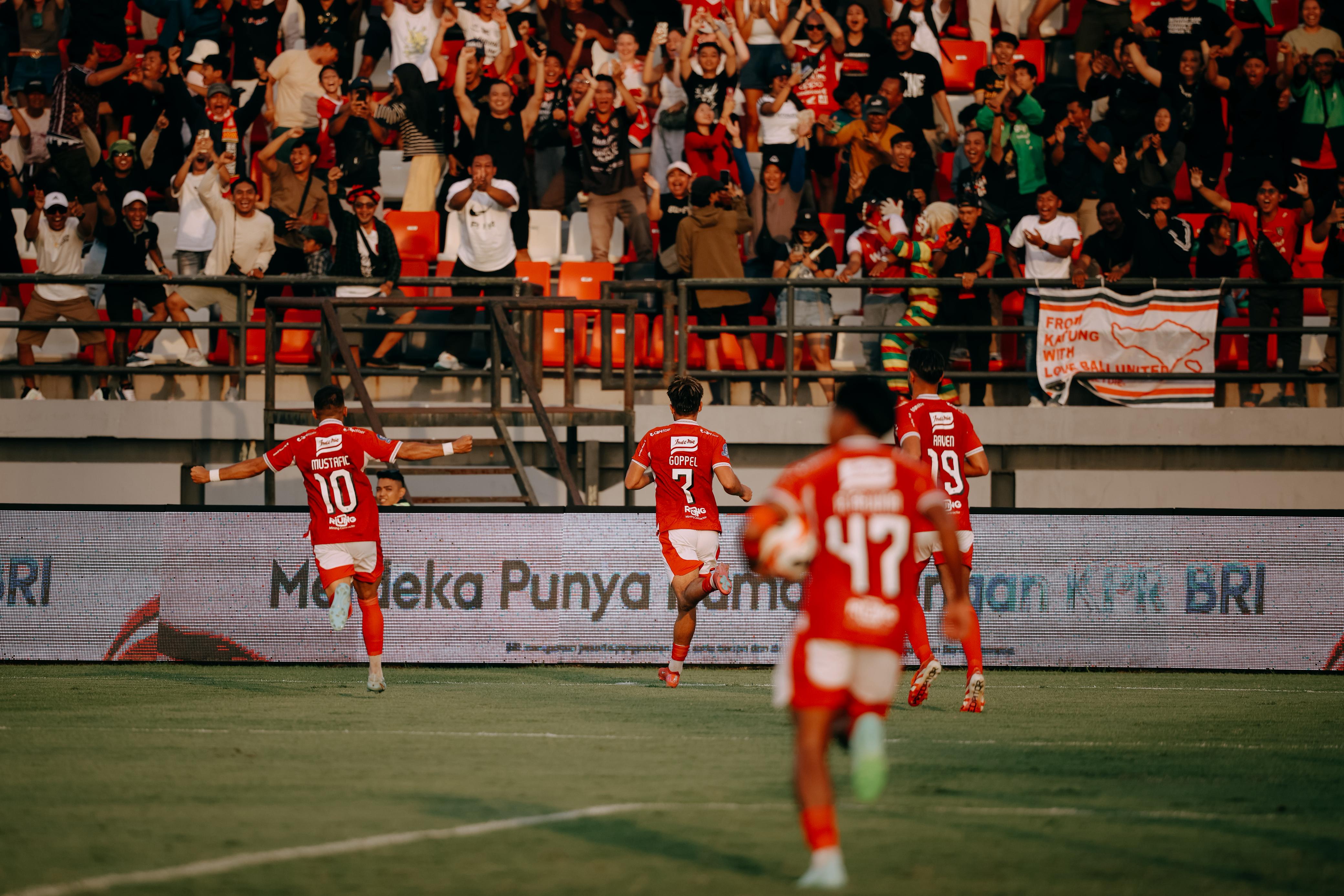 Mirza Mustafic merayakan gol kedua Bali United dengan Semeton Dewata. Bermain tanpa striker Boris Kopitovic dan Tim Receveur karena akumulasi kartu, Bali United dipaksa bermain imbang 3-3 di kandang.