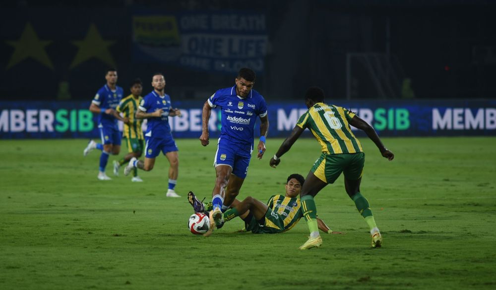 Gelandang serang Persib Berguinho menerobos barisan pertahanan PSBS yang bermain taktis dalam pertandingan pekan ke-18 Super League.