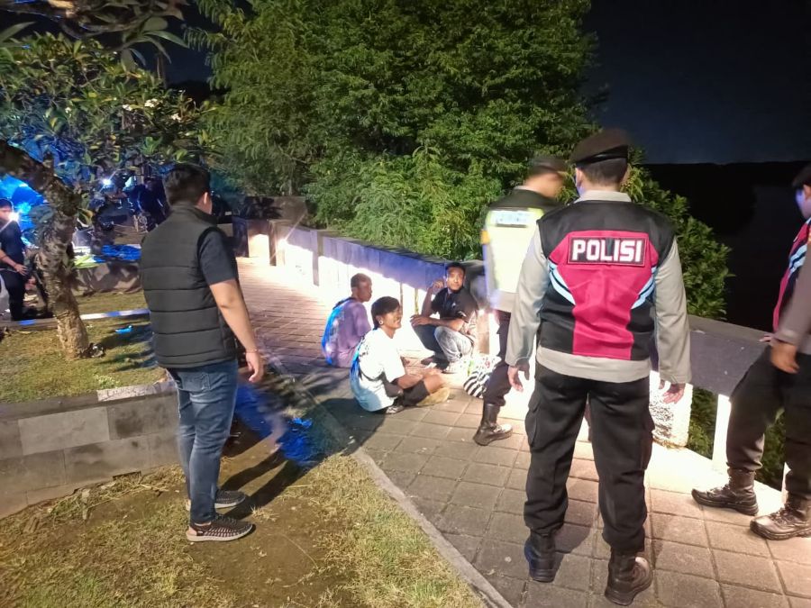 DICARI: Petugas Polsek Denpasar Selatan saat melaksanakan patroli KRYD malam Minggu guna mencegah tindak kriminalitas dan menjaga kondusivitas wilayah, Sabtu (24/1/2026)