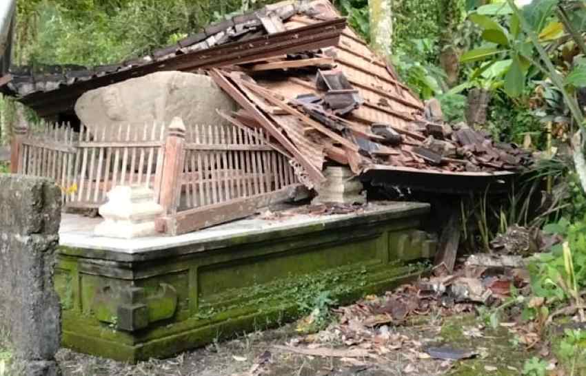 TERTIMPA POHON : Cagar Budaya Sarkofagus, Dusun Bajing, Desa Tegak, Klungkung. (istimewa)