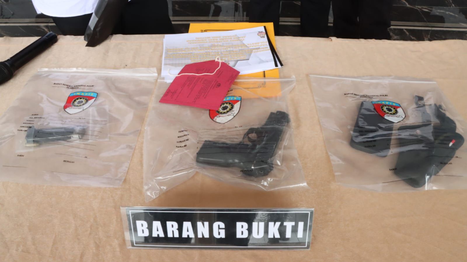 BARANG BUKTI: Senjata api jenis pistol yang melibatkan anggota  Komponen Cadangan (Komcad) TNI Angkatan Darat