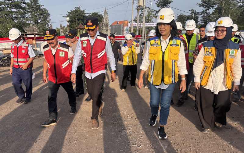 TINJAU LOKASI BAKAL SEKOLAH RAKYAT : Wakil Menteri PUPR, Diana Kusumastuti saat melakukan peninjauan proyek pembangunan sekolah rakyat di Tulamben, Kubu. (zulfika Rahman/Radar Bali)