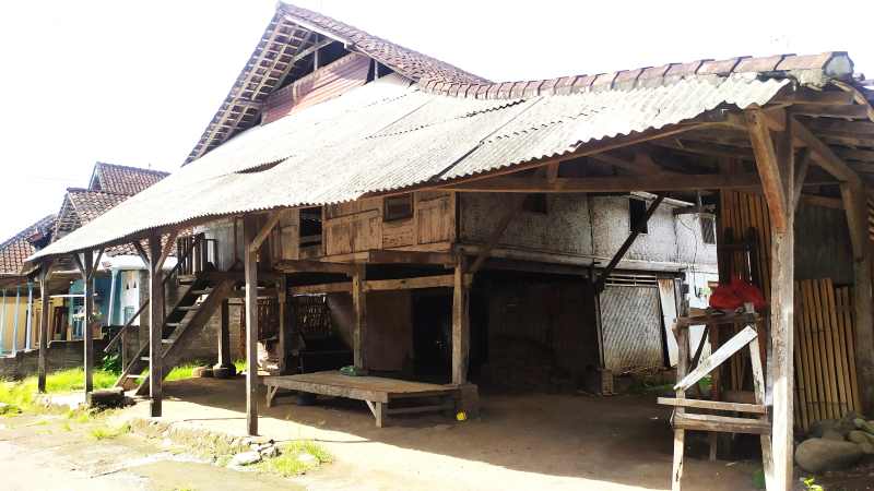 SEMAKIN RAPUH LANGKA: Rumah panggung Loloan di Kelurahan Loloan Barat. (foto: M.Basir)