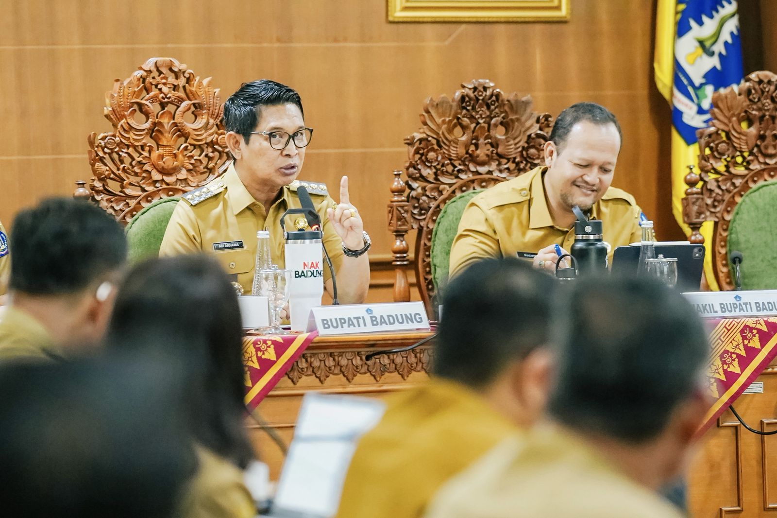 PIMPIM RAPAT: Bupati Wayan Adi Arnawa bersama Wabup Bagus Alit Sucipta memimpin Rapat Pembahasan Proyeksi PAD Tahun 2027 di Ruang Rapat Kriya Gosana, Puspem Badung, Senin (26/1).