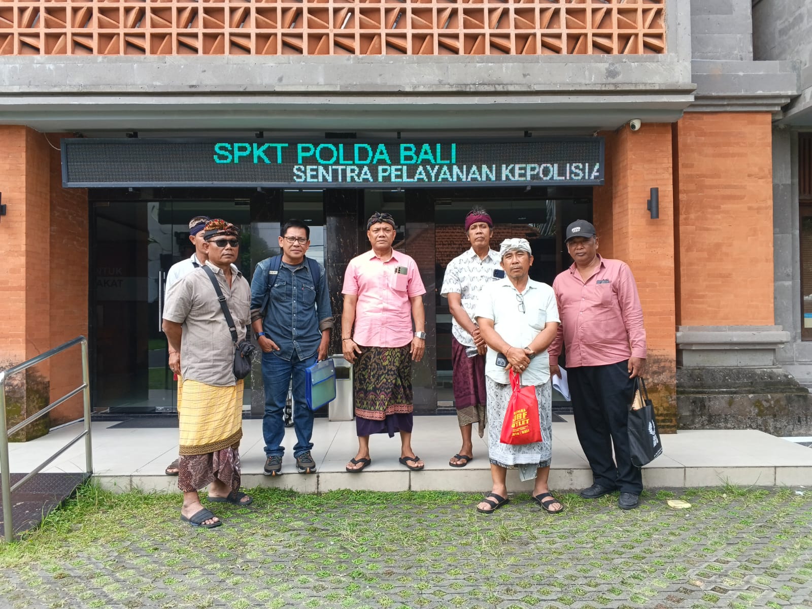Mantan Jro Bendesa Adat Serangan I Made Sedana di SPKT Polda Bali, Denpasar, Senin (26/1/2026).