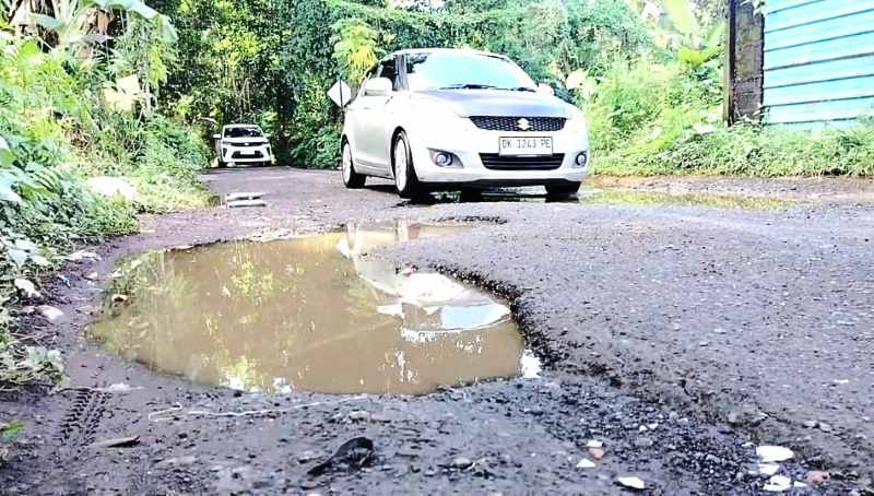 RUSAK PARAH : Jalan untuk menuju tiga destinasi wisata utama di Desa Taro, Kecamatan Tegallalang, Gianyar, rusak parah. (istimewa0