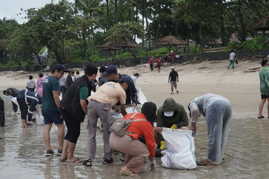 DEMI LINGKUNGAN: Aksi Emergency Beach Clean Up di Pantai Muaya, Jimbaran, pada Rabu, 21 Januari 2026