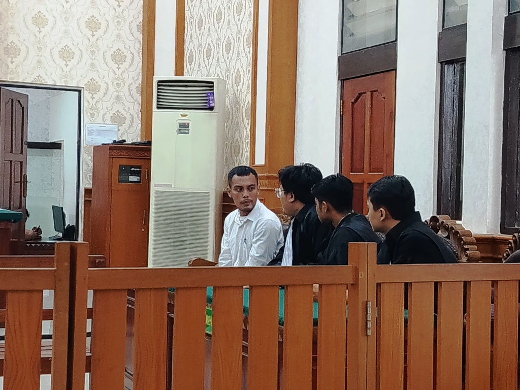 KEJAM: Galuh Widyasmoro (kiri) menjalani sidang putusan di PN Denpasar, Selasa (27/1).