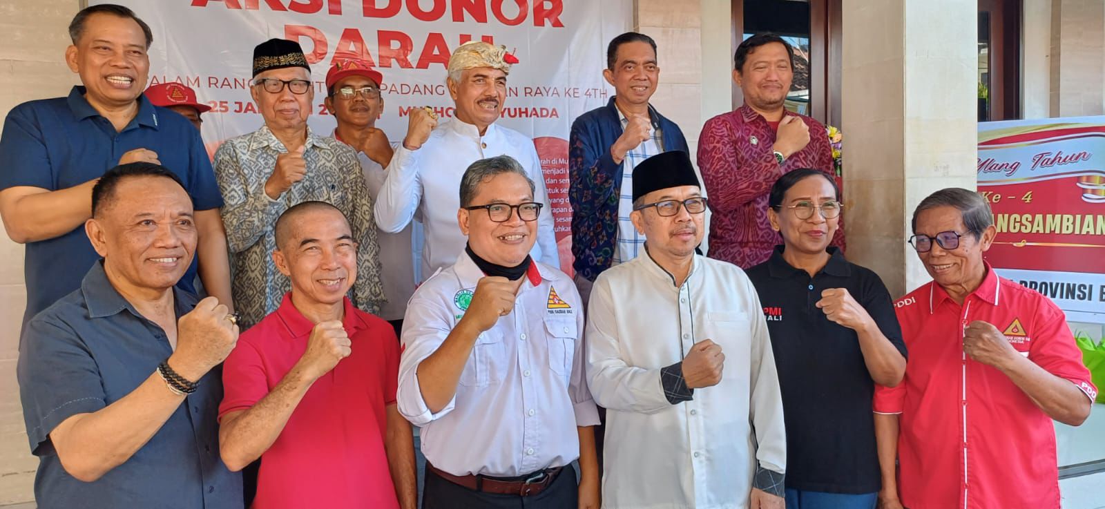 LINTAS TOKOH: Ketua Umum FKUB Provinsi Bali Ida Panglingsir Agung Putra Sukahet (pakai udeng) saat hadiri aksi donor darah PDDI RWM Padangasmbian Raya Denpasar (25/1/2026)