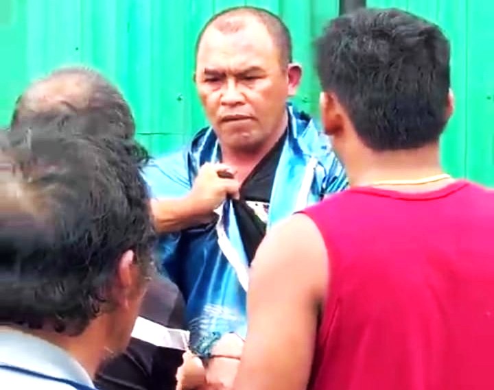 CUMA EMPAT BULAN : I Wayan Sudiadnyana ketika diamankan warga, usai menjambret kalung milik pedagang di pinggir Jalan Raya Singaraja-Denpasar.(ist)