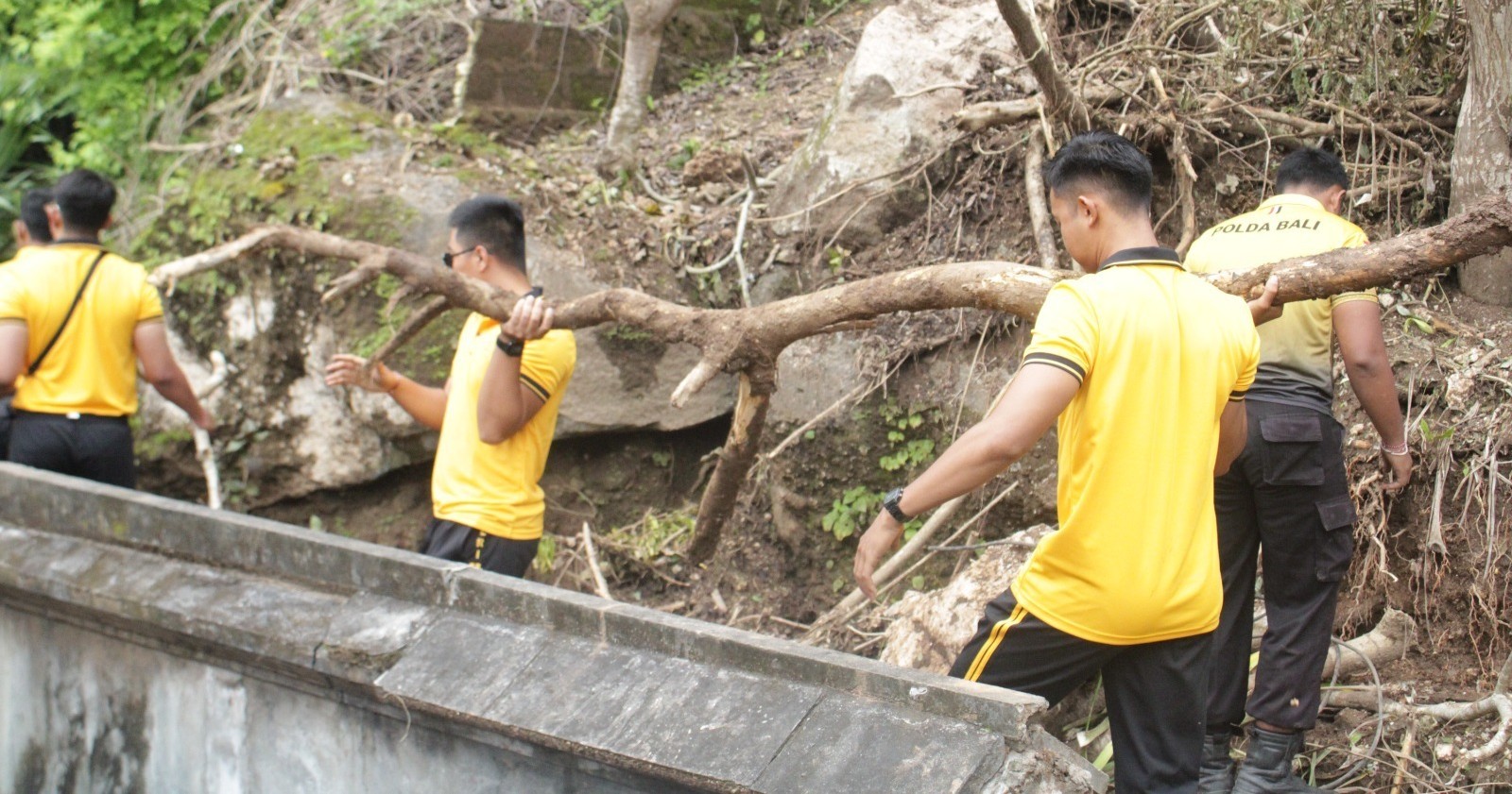 GOTONG ROYONG : Warga Kawasan sekitar Pura Ulun Danu Penida, bergotong royong bersama apparat TNI/Polri seusai musibah tanah longsor. (foto:Humas Polres Klungkung)