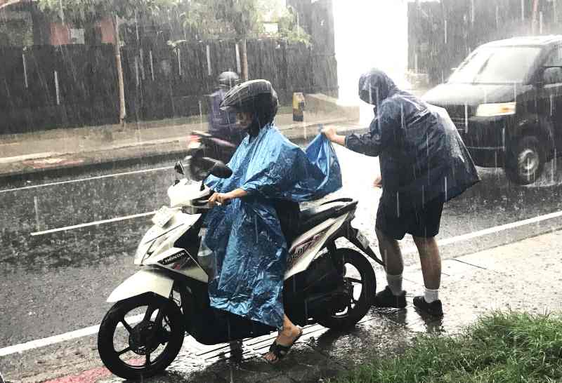 Ilustrasi pemotor di Denpasar harus mengenakan mantel saat hujan deras beberapa hari lalu. (miftahuddin/radar bali)