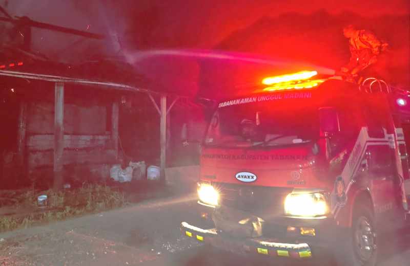DILALAP SI JAGO MERAH : Kebakaran hebat yang menghanguskan bangunan tungku pembakaran genting di Desa Nyitdah, Kediri, Tabanan. (foto:istimewa)