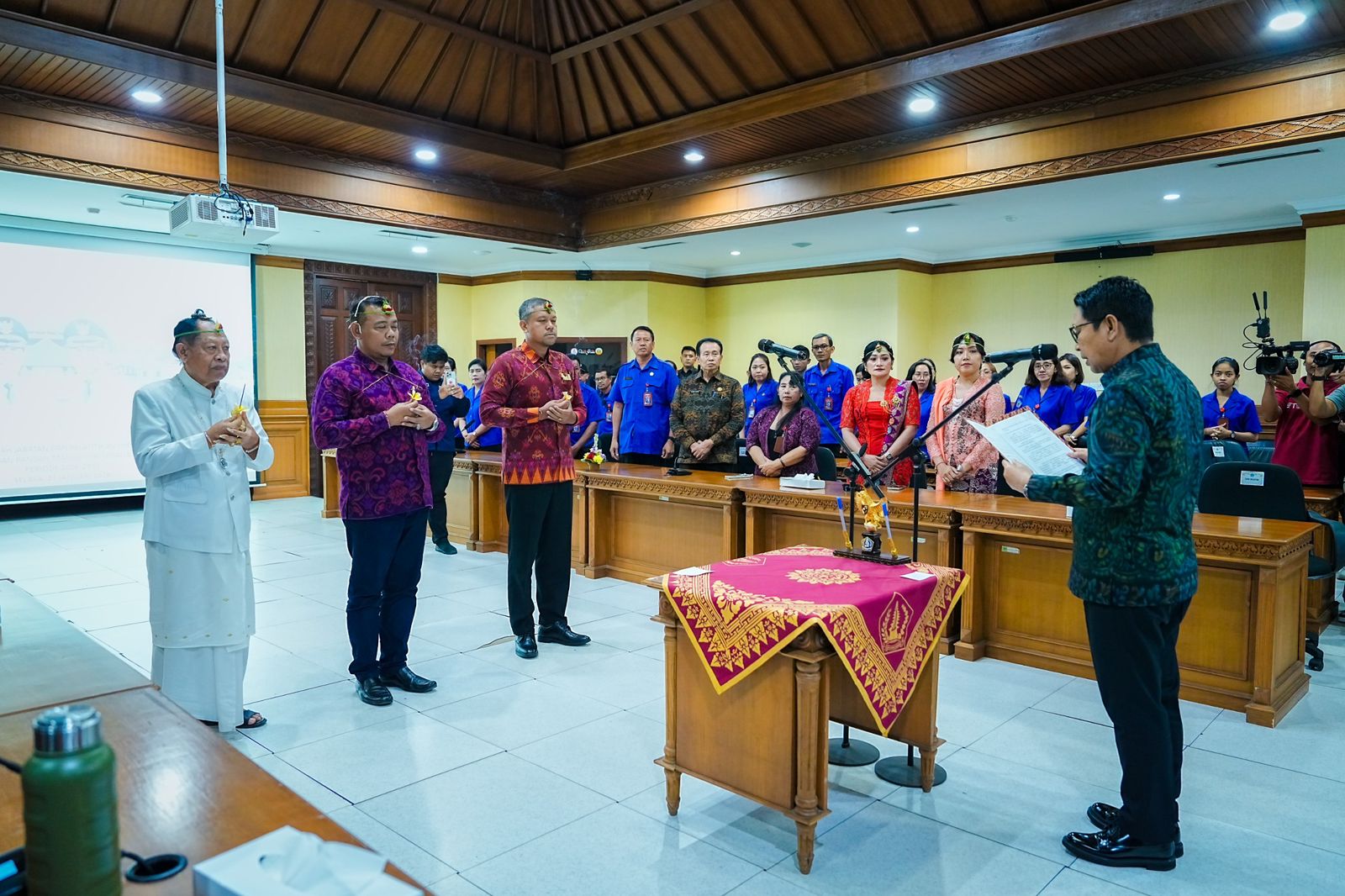 Bupati Wayan Adi Arnawa mengambil sumpah jabatan dan melantik Direksi Perumda Pasar dan Pangan Mangu Giri Sedana Kabupaten Badung periode 2026-2031, di Ruang Kriya Gosana (27/1).