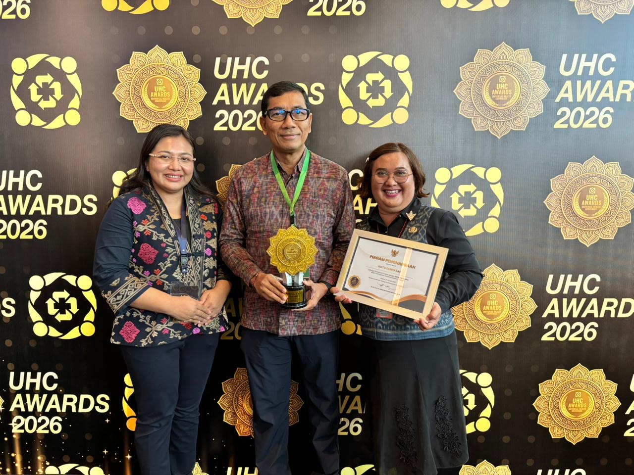 Piala dan Piagam Penghargaan UHC 2026 untuk Kota Denpasar diterima oleh Pj Sekda Kota Denpasar, I Gusti Ngurah Eddy Mulya, di Jakarta International Expo, Selasa (27/01).