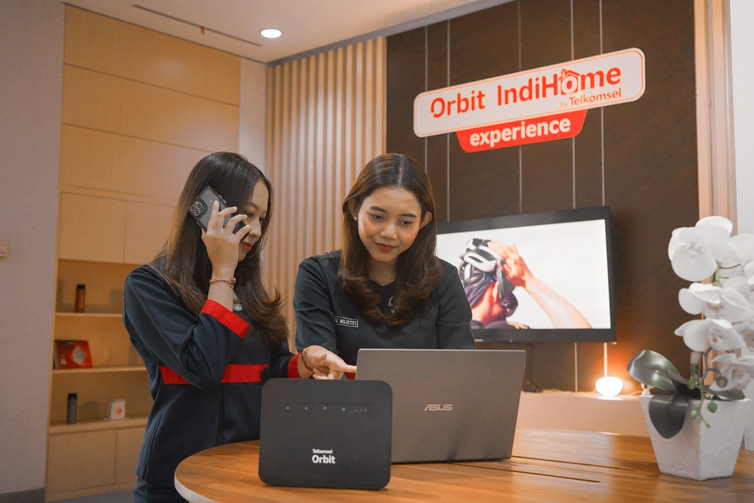 TELKOMSEL ONE: Solusi konektivitas terpadu mengintegrasikan layanan internet rumah dan mobile Telkomsel untuk pengalaman digital yang lebih seamless dan fleksibel.