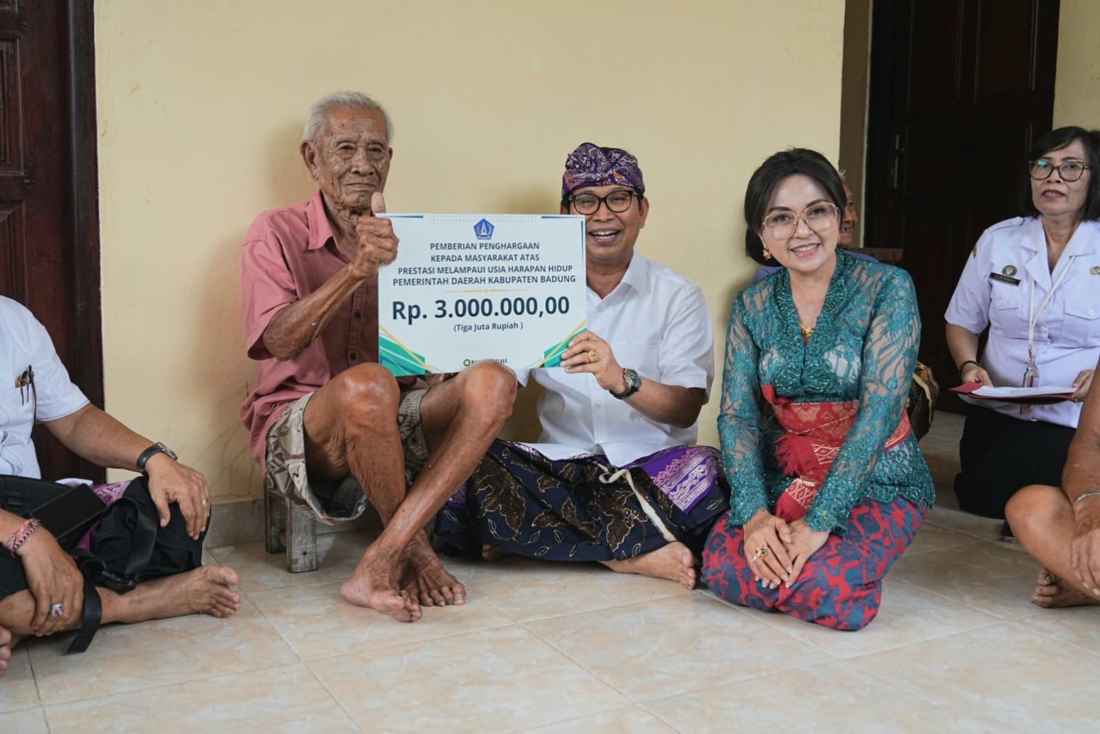 Bupati Wayan Adi Arnawa dan Ketua TP. PKK Badung Nyonya Rasniathi di Banjar Suluban, Desa Pecatu, Kuta Selatan, Rabu (28/1).