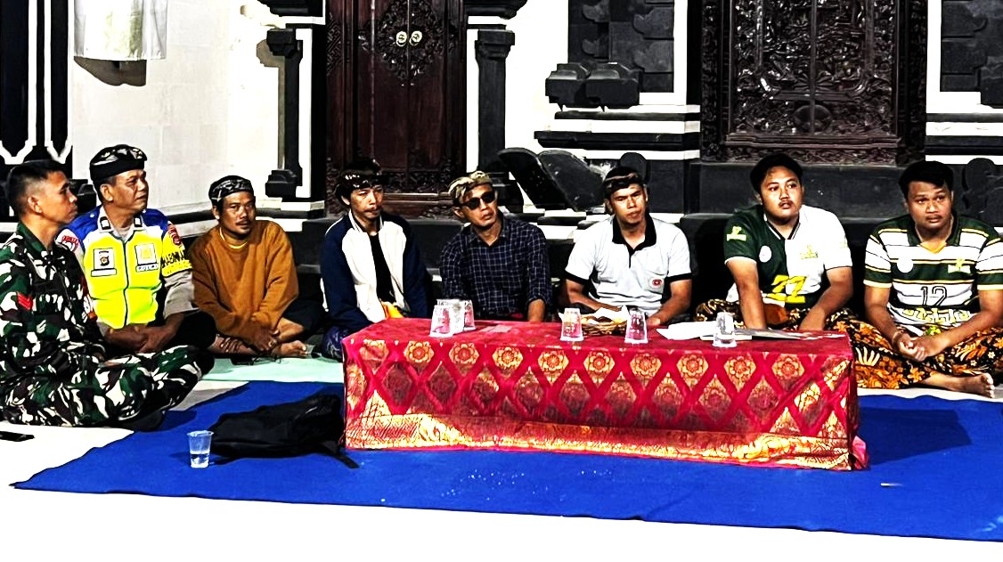 DIDAMAIKAN : Ketegangan antarwarga akibat laga bola voli dimediasi di Balai Desa Adat Panca Mandala Gita Desa Klumpu, Nusa Penida.(Foto: Polsek Nusa Penida)