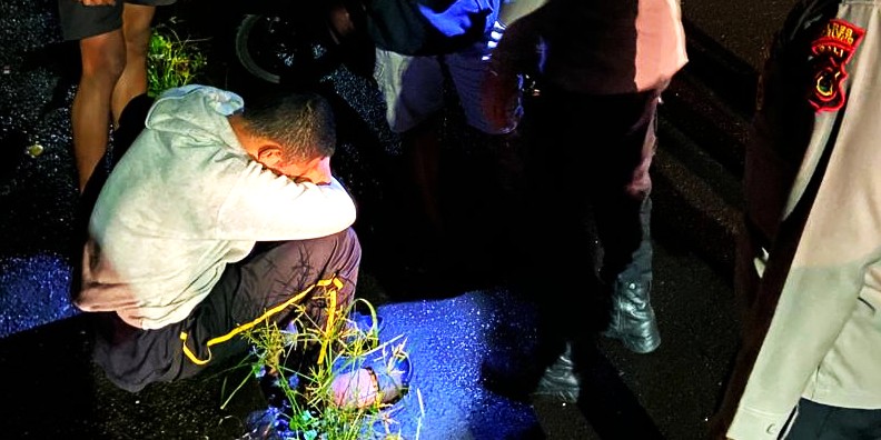 TERSELAMATKAN: Remaja berinisial KBD terselamatkan dari Upaya bunuh diri di Jembatan Sangket, Sukasada, Buleleng. (Foto: Polres Buleleng untuk Radar Bali)