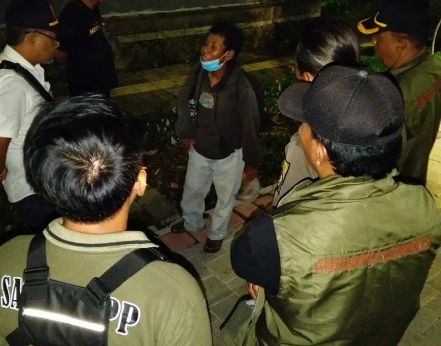SISIR WILAYAH: Satpol PP Denpasar lakukan patroli menyusul adanya aksi begal yang terjadi di Jalan Buana Raya, Padangsambian, Denpasar Barat pada Kamis (22/1) lalu
