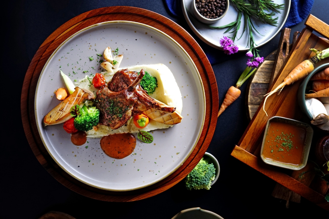 MENU TERLARIS: Berkunjung ke Coco Bistro Restaurant harus coba menu Herb Lamb Chop yang jadi andalan.