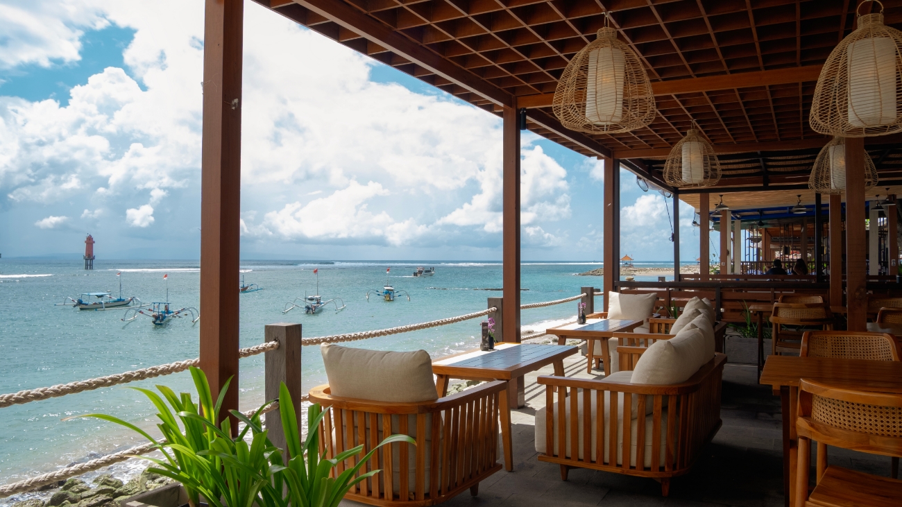 TERASA LEBIH NIKMAT: Selain karena cita rasa makanan yang lezat, view pantai menjadi salah satu alasan Coco Bistro Sanur tidak pernah sepi pengunjung.