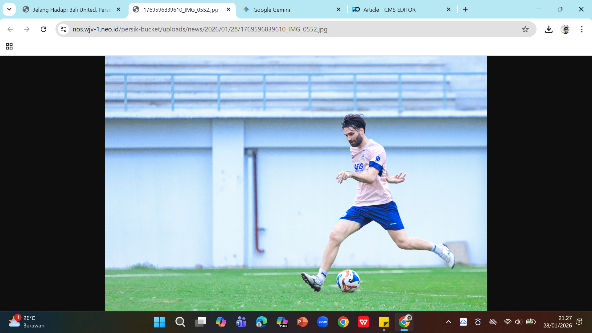 Gelandang serang Persik Kediri Jon Toral melakukan latihan di Stadion Brawijaya. Reina mengisyaratkan Adrian Luna dan Jon Toral akan dimainkan saat menjamu Bali United.