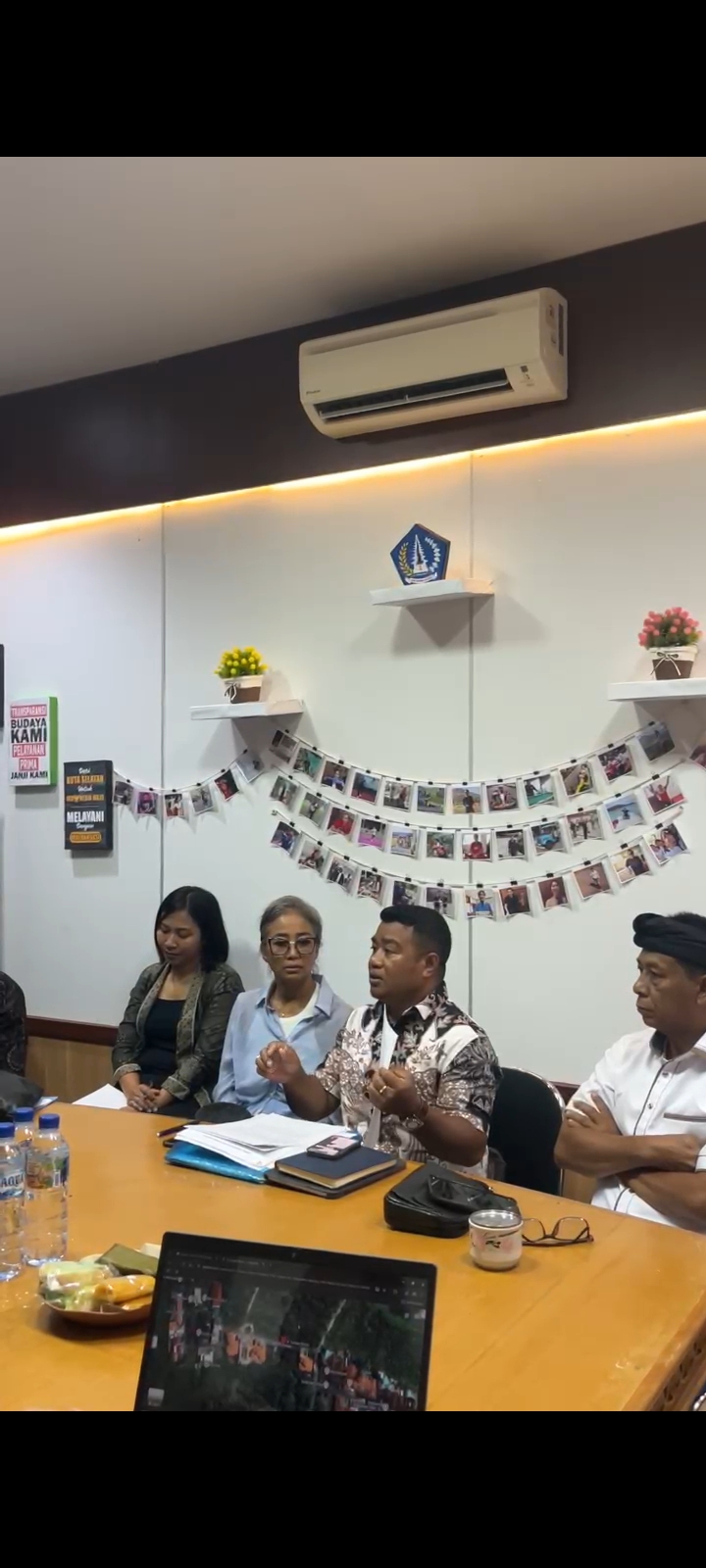 Camat Kecamatan Kuta Selatan melakukan mediasi terkait masalah penutupan akses jalan menuju sebidang tanah sertifikat hak milik (SHM) nomor 1877 atas nama Jenny Mesrahayu seluas 10.000 M2 (1 hektar).