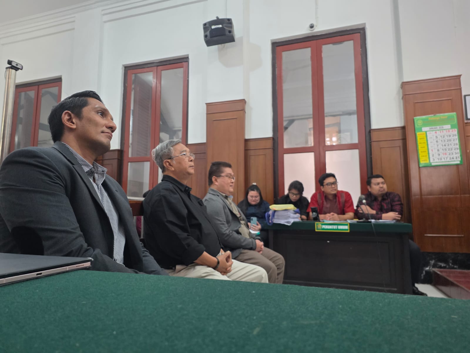SOAL DOKUMEN: Bambang Sugeng Ariadi (paling kanan di kursi sidang), Prof. Nindyo Pramono, Ghansham Anand di PN Surabaya.